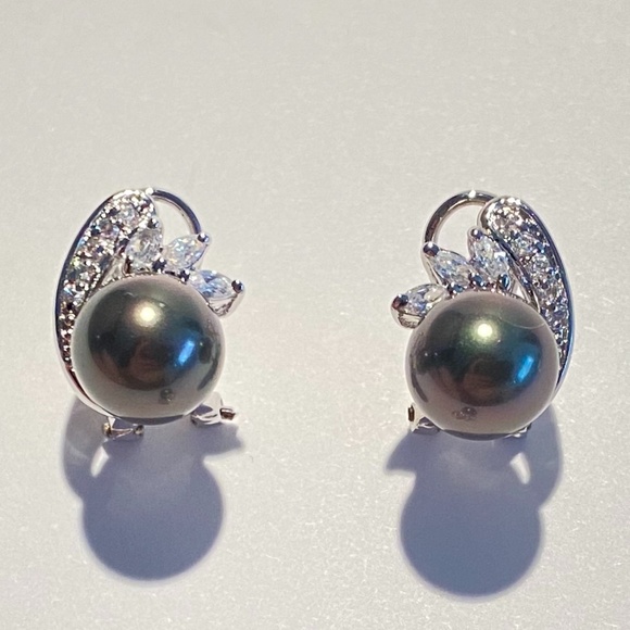 Dark Grey Pearl Pendant & Earrings - Picture 2 of 3